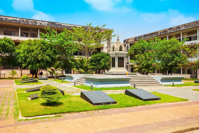 Tuol Sleng Genocide Museum សារមន្ទីរឧក្រិដ្ឋកម្មប្រល័យពូជសាសន៍ទួលស្លែង